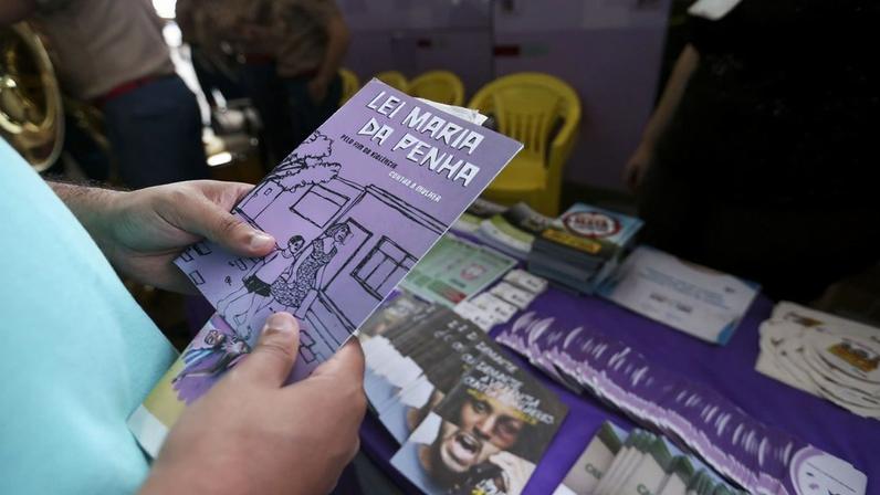 Especialistas alertam que, caso a Lei Maria da Penha seja utilizada para qualquer conflito entre homem e mulher, o sistema será sobrecarregado, diminuindo a proteção a quem mais precisa. Sem falar de outras consequências, como a abertura para medidas desproporcionais a ocorrências simples. (Foto: Marcelo Camargo/Agência Brasil)