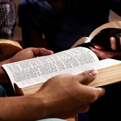 Ler a Bíblia 15 minutos por dia traz benefícios, afirma pastor