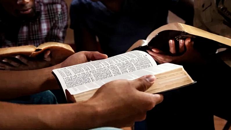 Ler a Bíblia 15 minutos por dia traz benefícios, afirma pastor