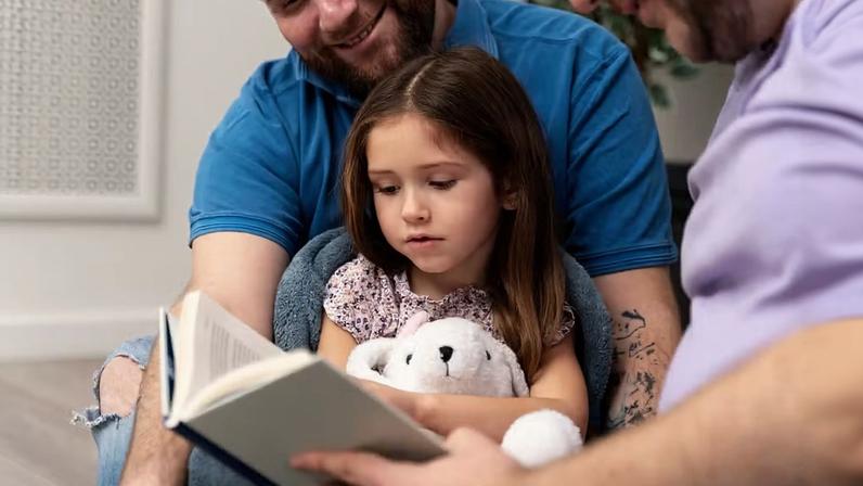 Pesquisa afirma que pais estão lendo menos para os filhos — Foto: Magnific