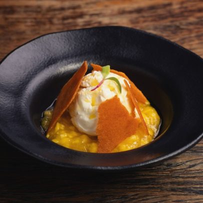 Sobremesa tropical mistura manga, maracujá e gelato de coco