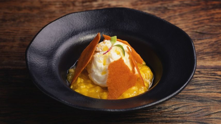 Receita de sobremesa com compota de manga e maracujá, tuile crocante, azeite de baunilha e gelato de coco — Foto: Fabio Aro/Divulgação