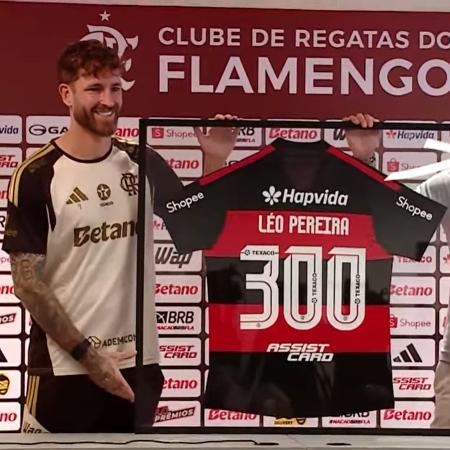 Léo Pereira recebe homenagem pelos 300 jogos com a camisa do Flamengo