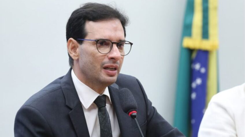 Câmara realiza 1ª sessão da comissão da PEC do fim da jornada 6 x 1