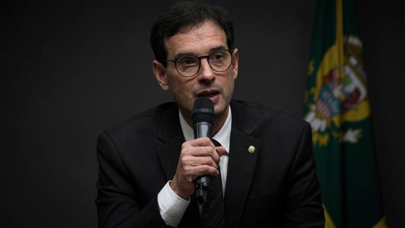 Na imagem, o deputado Leo Prates, relator da PEC do fim da escala 6 X 1, durante sessão da comissão especial que debate a proposta