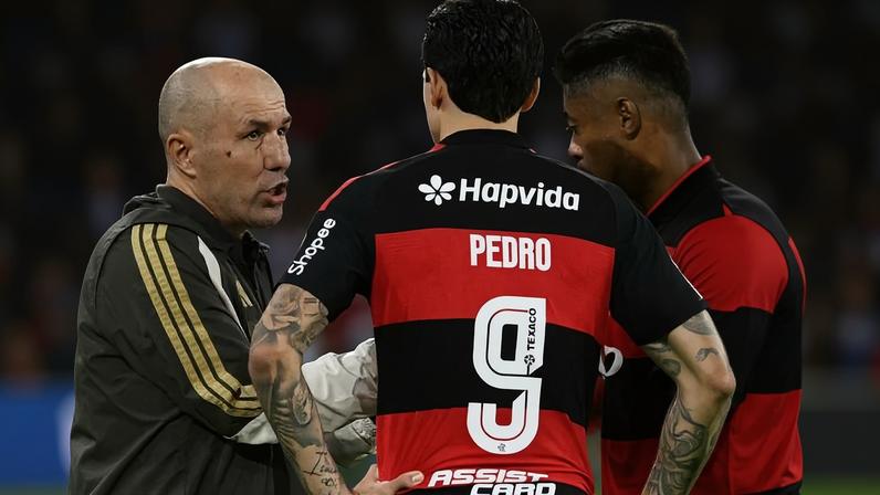 Leonardo Jardim, técnico do Flamengo, orienta Pedro e Bruno Henrique durante jogo contra o Cusco, pela Libertadores