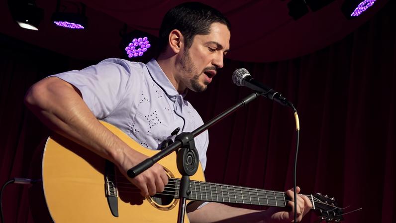 Gabriel Leone se acompanha ao violão em set solo do show 'Minhas lágrimas' (Foto: Rodrigo Goffredo)