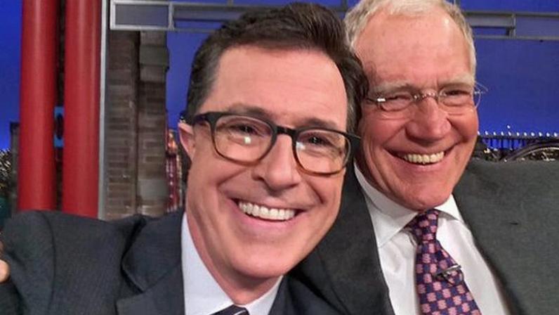 David Letterman recebe Stephen Colbert, que assume a bancada do programa 'The Late Show' em 2015