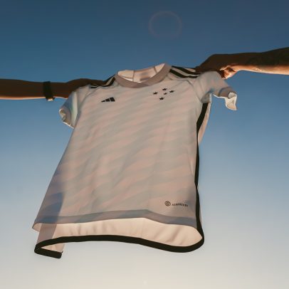 Cruzeiro agenda lançamento de camisa branca e prepara estreia