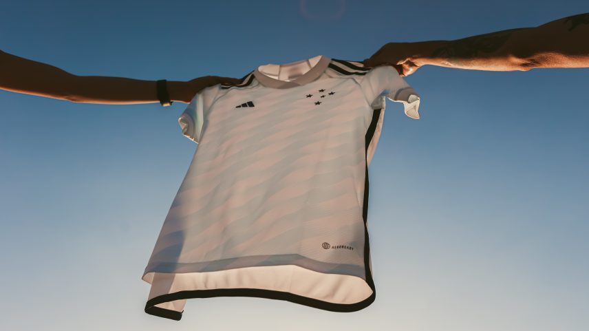 Camisa branca do Cruzeiro da temporada 2023 — Foto: Divulgação/ adidas