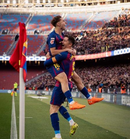 Lewandowski e Fermín López comemoram gol do Barcelona sobre o Bilbao no novo Camp Nou