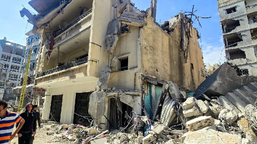 Escombros de prédios atingidos por Israel na cidade de Tiro, no sul do Líbano; forças israelenses mantêm bombardeios ao país, a despeito do cessar-fogo negociado com mediação dos EUA