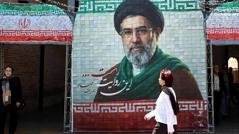 Mosaico em Teerã com imagem do líder supremo do Irã, Mojtaba Khamenei (Foto: ABEDIN TAHERKENAREH/EFE/EPA)