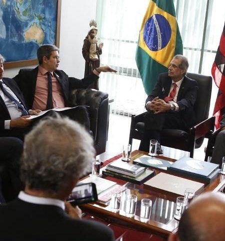 Líderes políticos em reunião em Brasília com Bap e Zico, do Flamengo