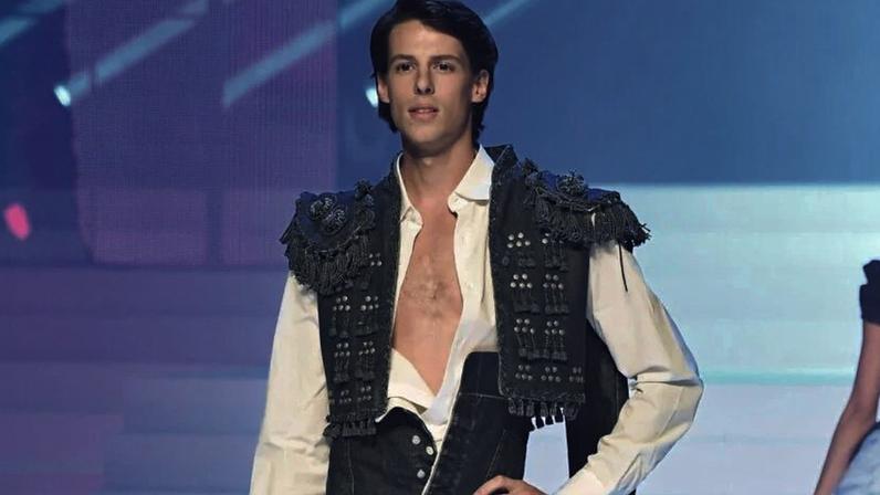 Peças de jeans reaproveitados foram apresentados no último desfile da carreira de Jean-Paul Gaultier