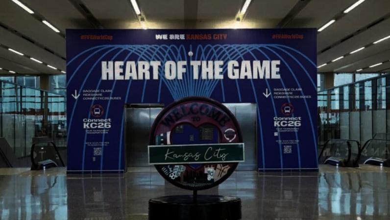 A sinalização da Copa do Mundo no Aeroporto Internacional de Kansas City dá as boas-vindas aos fãs ao Meio-Oeste