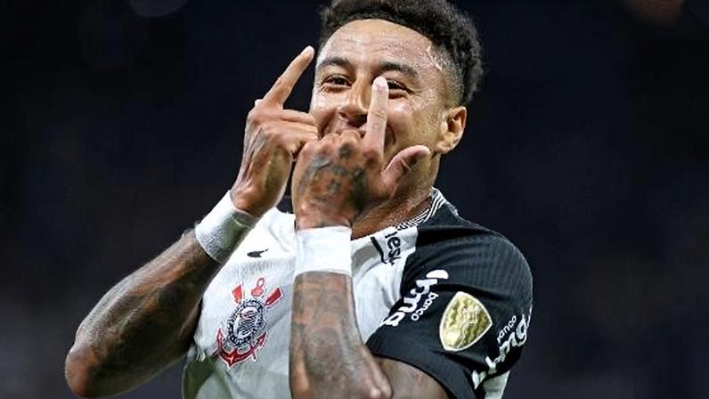 Lingard comemora seu segundo gol na vitória do Corinthians sobre o Peñarol
