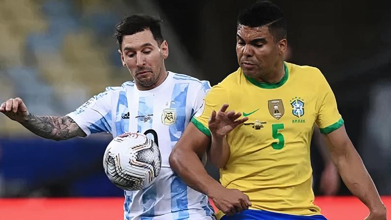 Messi e Casemiro em ação na final da Copa América de 2021
