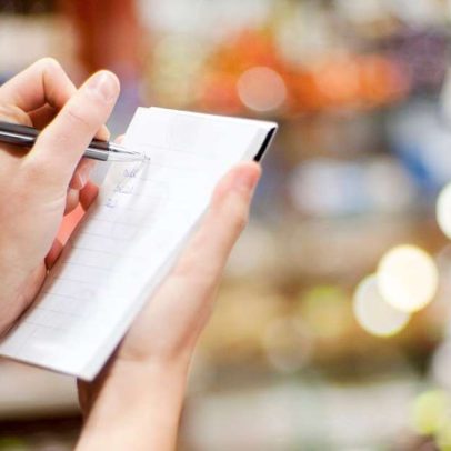 Anotar lista de compras no papel tem vantagens segundo a psicologia