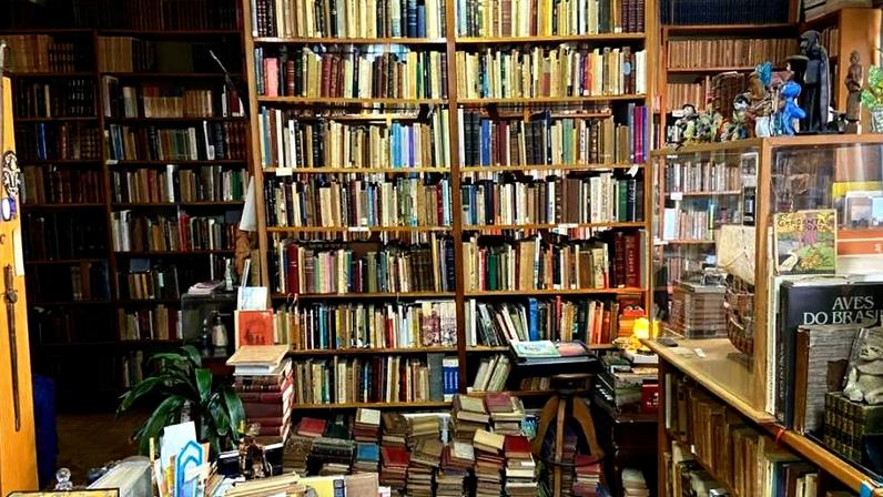 Livraria Calil, sebo mais antigo de São Paulo, tem acervo de 450 mil livros.