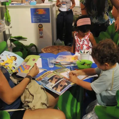 Estudo aponta que 53% das famílias raramente leem para crianças