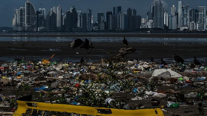Abutres procuram comida entre o lixo, incluindo lixo plástico, em uma praia perto do bairro Costa del Este, na Cidade do Panamá.