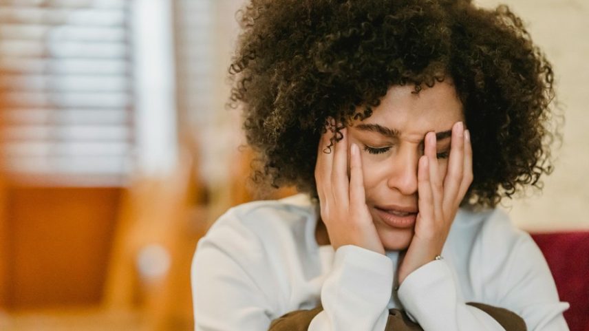 A enxaqueca é três vezes mais comum em mulheres do que em homens