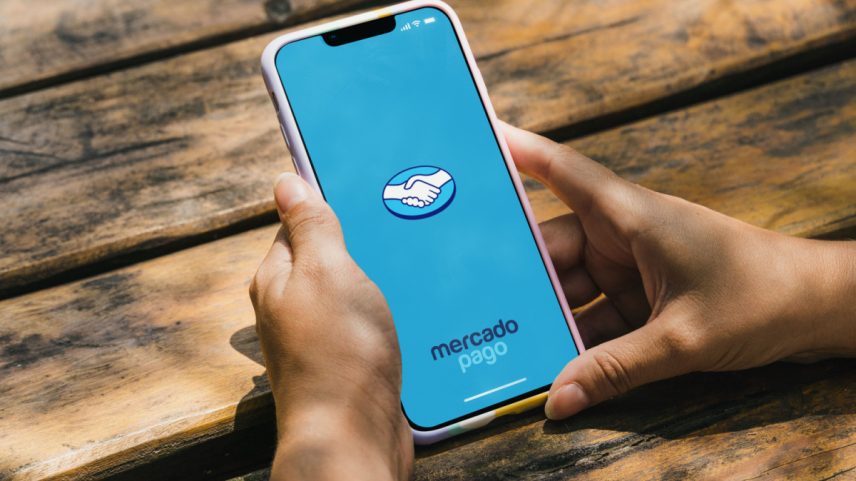 logo do mercado pago em celular