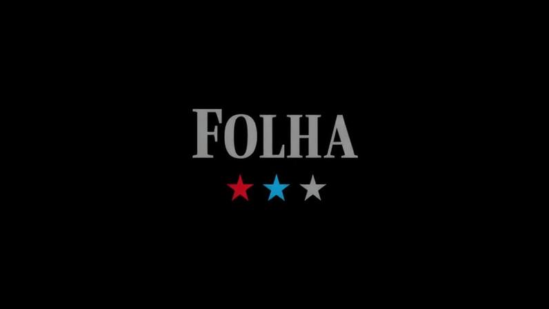 Foguete decolando com chamas intensas na base de lançamento iluminada à noite, com estruturas metálicas ao redor e céu escuro ao fundo.
