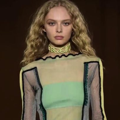Louis Vuitton exalta frizz e maquiagem natural em desfile Cruise 2027