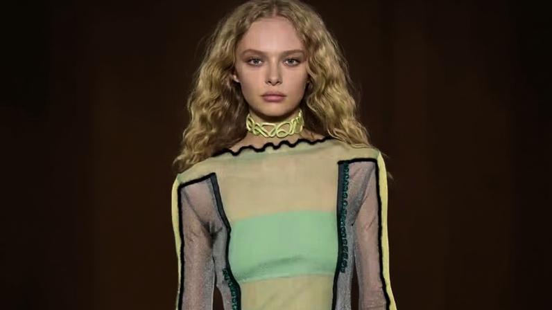 Louis Vuitton exalta o frizz e a maquiagem 'nada' em desfile do Cruise 2027 — Foto: Getty Images