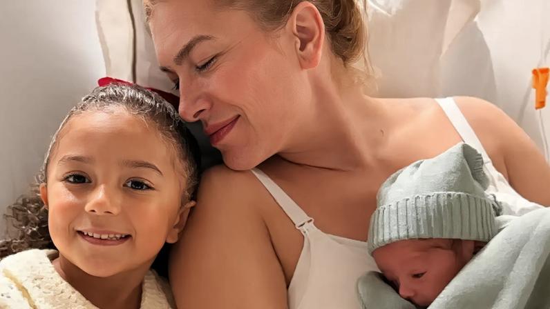 Liz, Lore Improta e Levi, horas após a influenciadora dar à luz