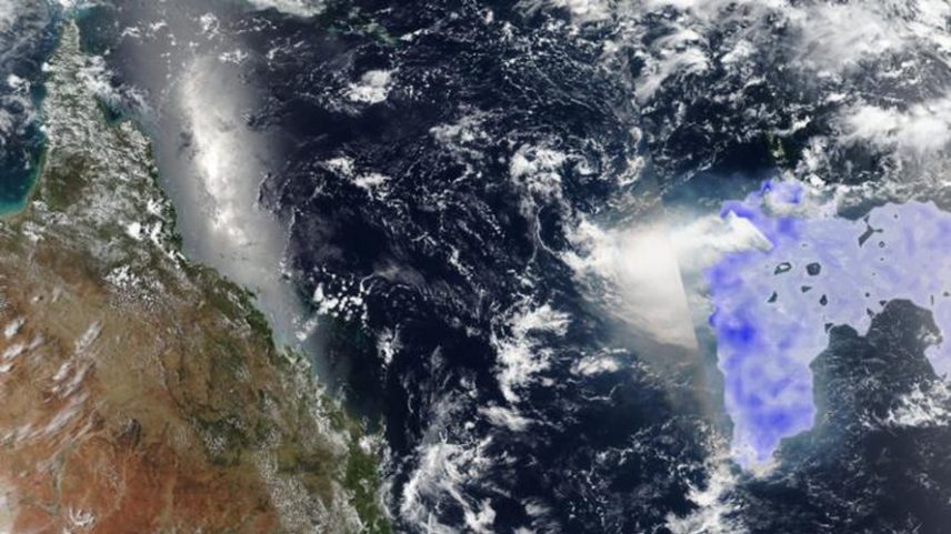 Imagem de satélite obtida pelo satélite VIIRS em janeiro de 2022 mostrando em azul a nuvem de formaldeído ligada à erupção do vulcão Hunga Tonga-Hunga Ha'apai. À esquerda, vê-se a costa australiana — Foto: van Herpen et al. (2026)