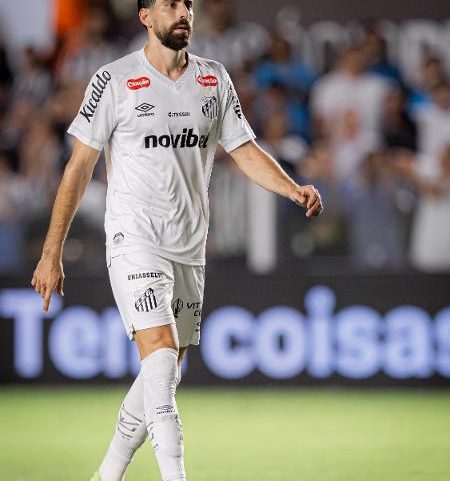 Sem fazer boa temporada, Luan Peres pode perder a titularidade no Santos