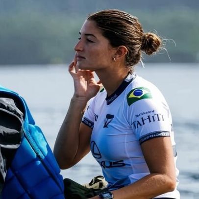 Tubarão paralisa bateria de brasileira, que avança após pausa