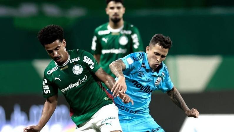 Lucas Evangelista, do Palmeiras, disputa lance com Christian Oliva, do Santos, no Allianz pelo Brasileirão