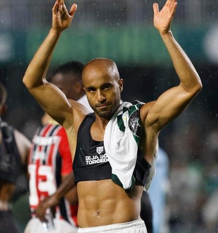 Lucas Moura celebra junto à ala visitante a vitória do São Paulo sobre o Coritiba, no Couto Pereira