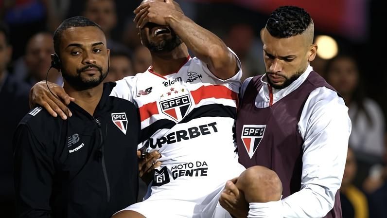 Lucas Moura, do São Paulo, após torcer o tornozelo contra o Bahia, pelo Brasileirão