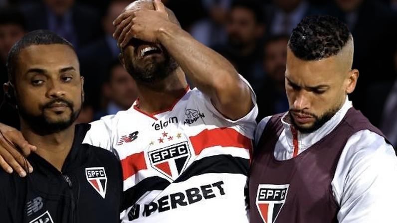 Lucas Moura após torcer o tornozelo na partida contra o Bahia