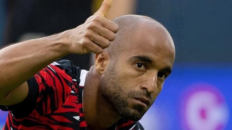 Lucas Moura se aquece antes da classificação às semis do Paulistão, sobre o Red Bull Bragantino