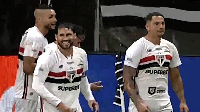Luciano celebrou gol em São Paulo x Corinthians ao lado de uma das bandeirinhas de escanteio