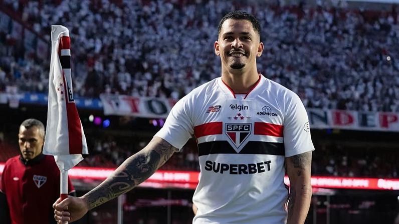 Luciano comemora gol do São Paulo contra o Botafogo no Brasileirão