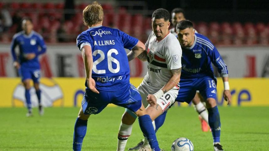 Luciano, do São Paulo, em ação contra o Millonarios, pela Copa Sul-Americana