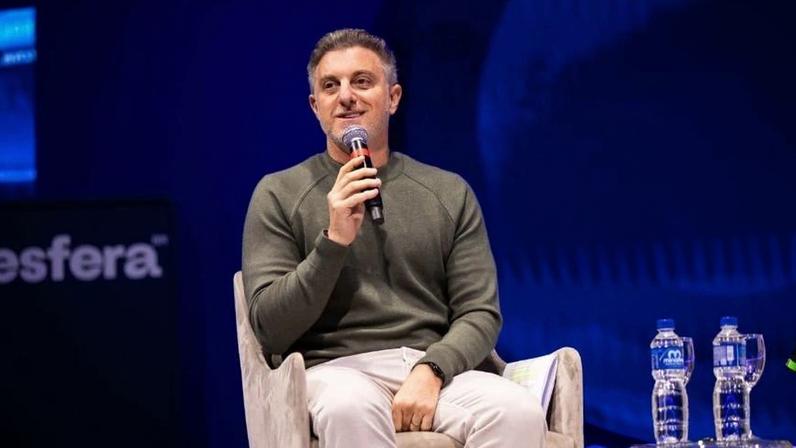 Luciano Huck em evento do Esfera Brasil, no Guarujá