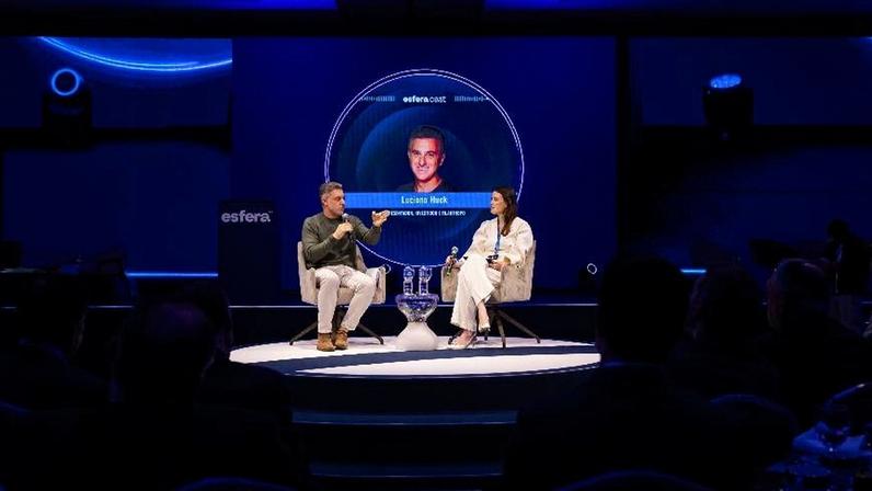 Luciano Huck no palco do Fórum Esfera Brasil 2026, realizado em Guarujá (SP)