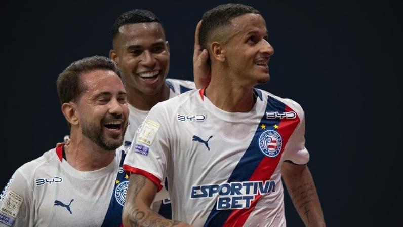 Luciano Juba, Everton Ribeiro e Jean Lucas, do Bahia, comemoram gol contra o Cruzeiro, pelo Brasileirão