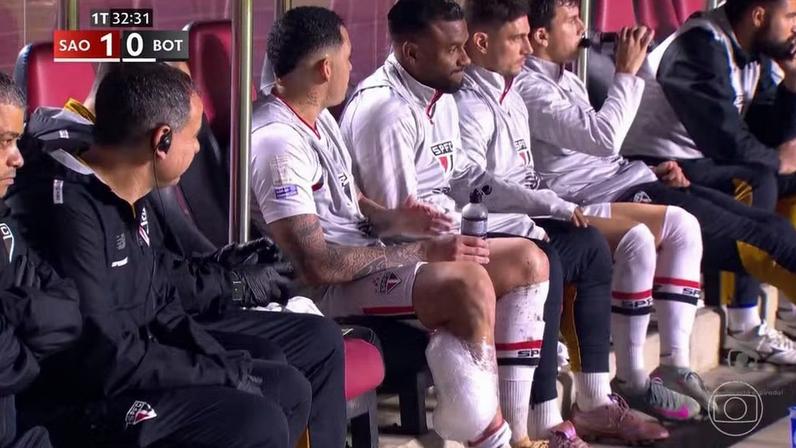 Luciano faz tratamento na panturrilha direita após ser substituído no São Paulo — Foto: Reprodução