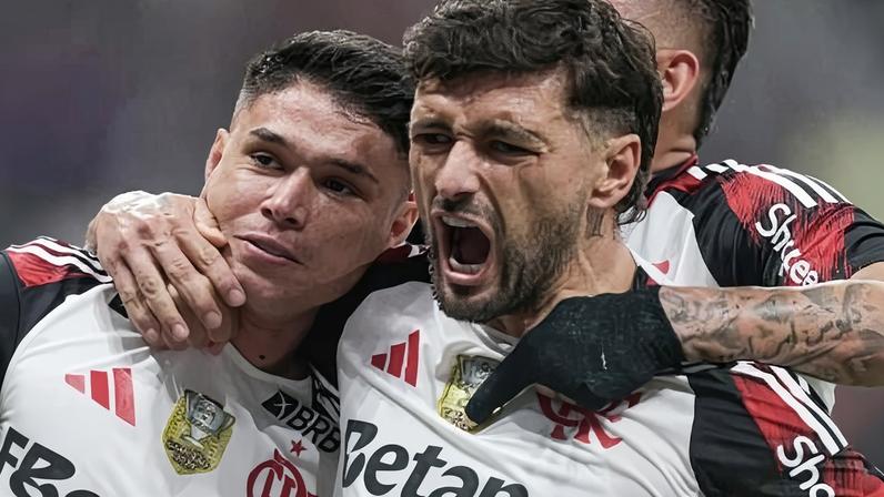 Luiz Araújo e Arrascaeta comemoram gol de virada do Flamengo sobre o Corinthians