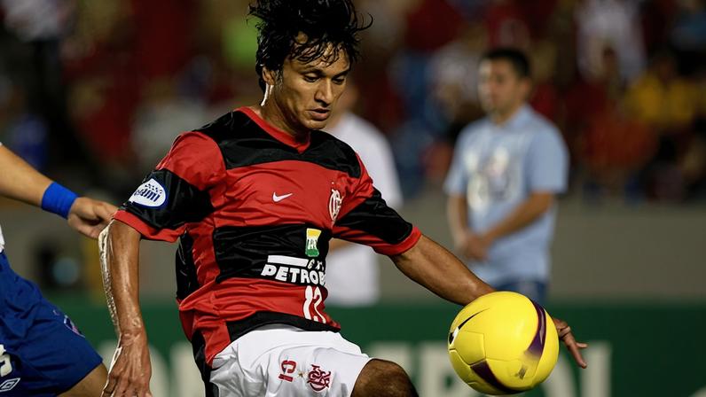 Pivô de dívida que complica o Ipatinga, Luizinho jogou no Flamengo — Foto: Arquivo / Agência O Globo