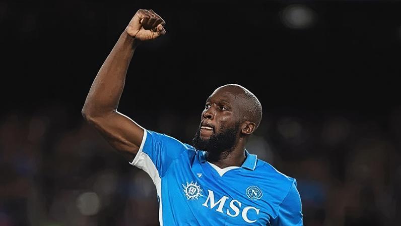 Lukaku comemora gol pelo Napoli sobre o Como